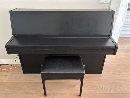 Gratis zwarte piano met pianokruk, Muziek en Instrumenten, Piano's, Gebruikt, Zwart, Ophalen
