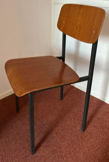Houten stoel 2x beschikbaar voor biedingen