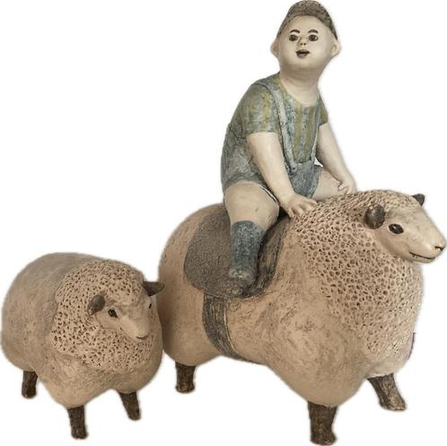 Keramiek beeld 2x jongen op schaap en schaap. Unieke beelden, Antiek en Kunst, Kunst | Designobjecten, Ophalen of Verzenden