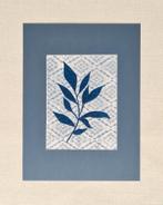 Botanische print met linosnede en blauw passe partout 30x40, Minder dan 50 cm, Oorspronkelijke maker, Nieuw, Ophalen of Verzenden
