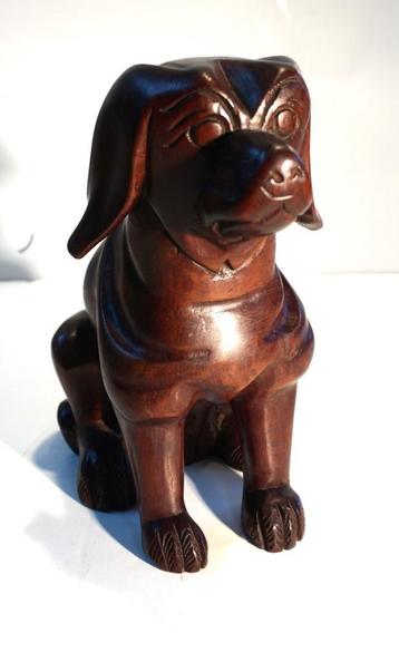 Mooi gesneden houten hond beschikbaar voor biedingen