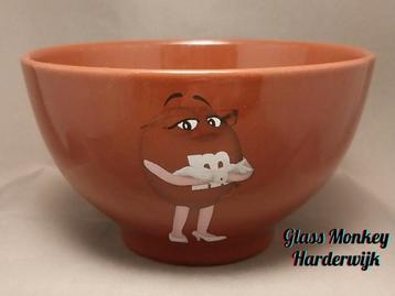M&M's bowls. ( Ms. Brown ) beschikbaar voor biedingen