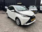 Toyota Aygo 1.0 VVT-i x-play 5Drs! Airco! Groot scherm!, Voorwielaandrijving, Gebruikt, Start-stop-systeem, 4 stoelen