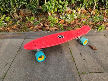 Klein skateboard beschikbaar voor biedingen