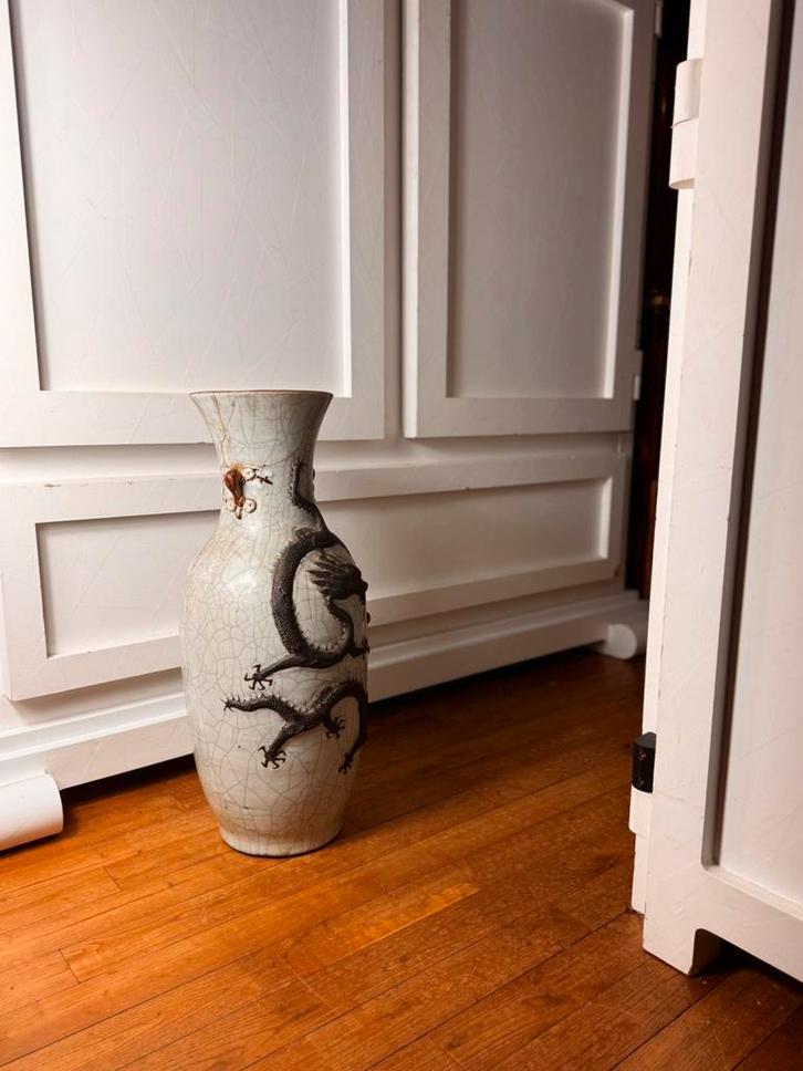 Grote Japanse vintage vaas 60 cm drakenreliëf & craquelé, Huis en Inrichting, Woonaccessoires | Vazen, Overige kleuren, Minder dan 50 cm