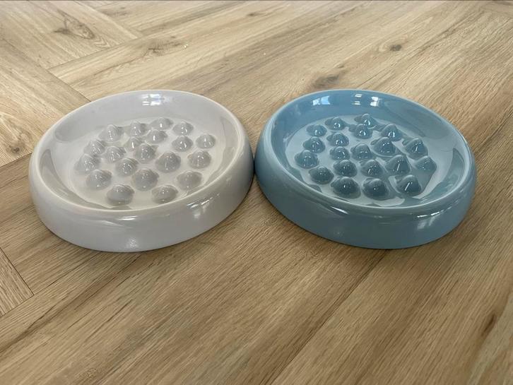 Keramische slow feed voerbak 2 stuks (kat), Dieren en Toebehoren, Kattenvoerbakken en Drinkbakken, Zo goed als nieuw, Ophalen of Verzenden
