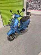Blauwe Vespa-stijl scooter, Overige modellen, Maximaal 45 km/u, Ophalen of Verzenden, Zo goed als nieuw