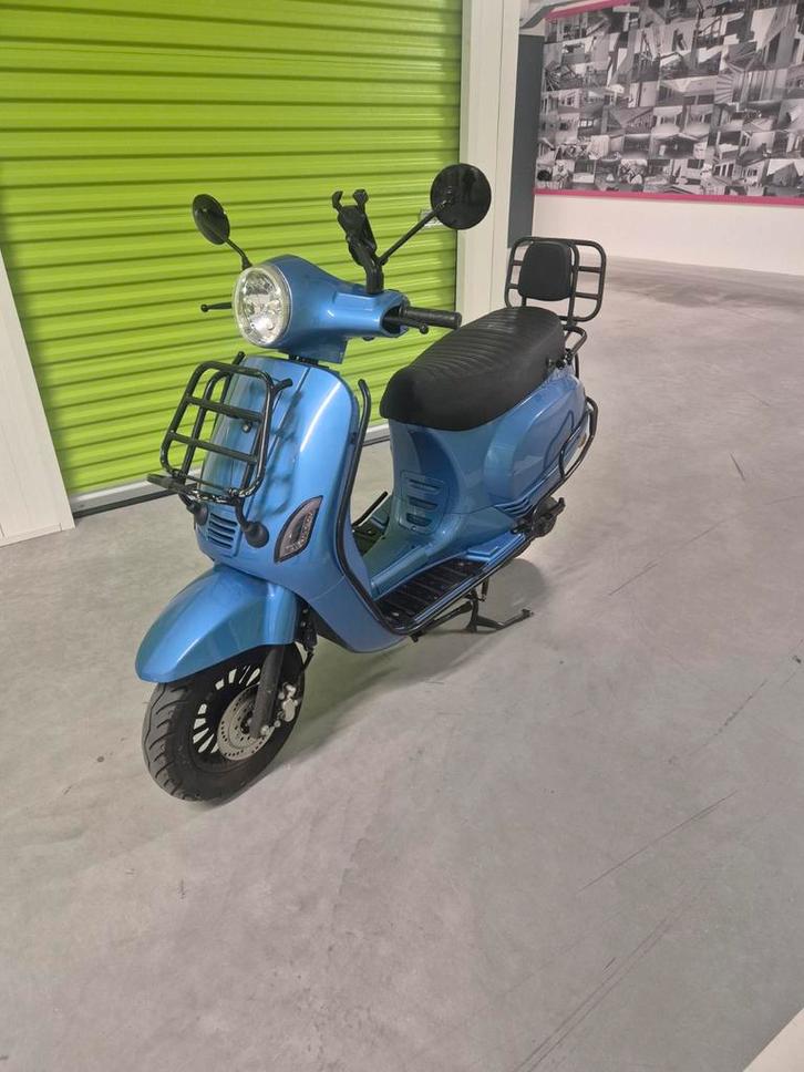 Blauwe Vespa-stijl scooter, Fietsen en Brommers, Scooters | Vespa, Zo goed als nieuw, Overige modellen, Maximaal 45 km/u, Benzine