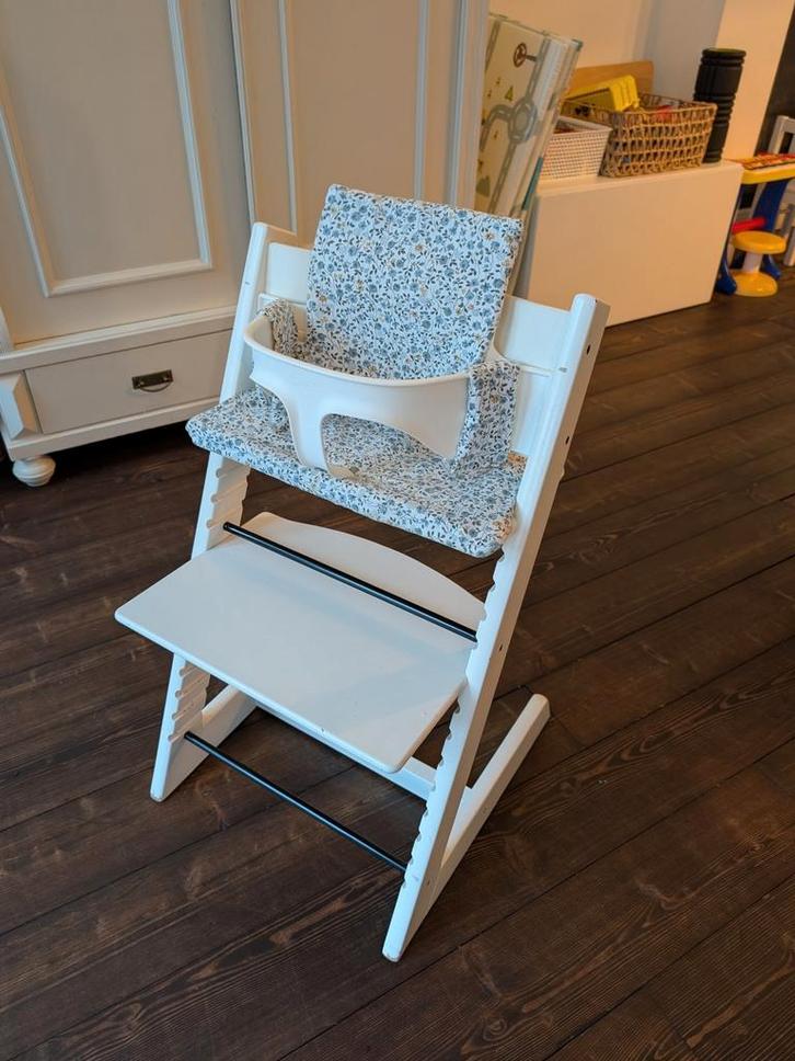 Stokke Tripp Trapp Wit + Babyset, Harnas & Kussen, Kinderen en Baby's, Kinderstoelen, Gebruikt, Meegroeistoel, Gordel(s), Stoelverkleiner