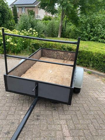 Nette aanhanger beschikbaar voor biedingen