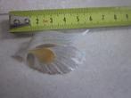 Mooie witte broche - 5,5 lang en breed 3 cm - in nette staat, Ophalen of Verzenden, Gebruikt, Wit, Overige materialen