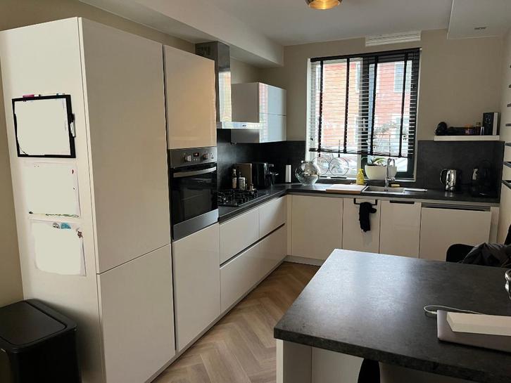 Complete witte hoogglans keuken (2017) incl. apparatuur, Huis en Inrichting, Keuken | Complete keukens, Zo goed als nieuw, Hoekkeuken