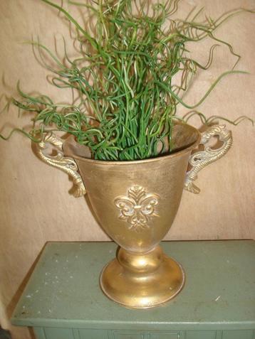 kelkvaas metaal goudkleur met oren en afbeelding beschikbaar voor biedingen