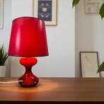 Vintage rode tafellamp met glazen voet, Huis en Inrichting, Lampen | Tafellampen, Ophalen, Glas, Minder dan 50 cm