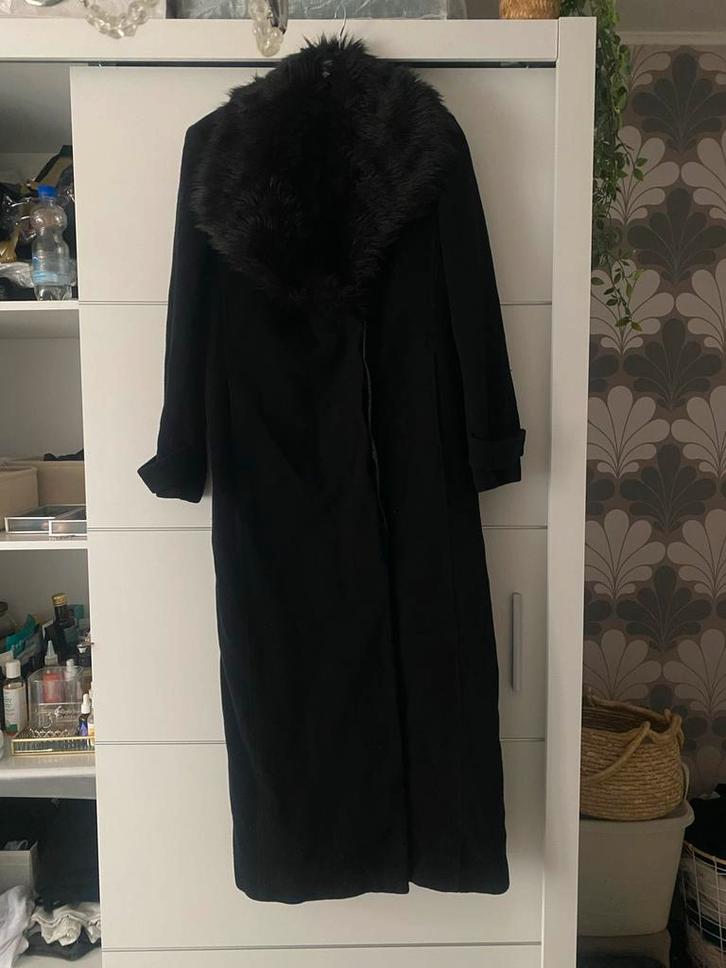Elegante Zwarte Lange Mantel, Kleding | Dames, Jassen | Winter, Zo goed als nieuw, Maat 38/40 (M), Zwart, Ophalen of Verzenden