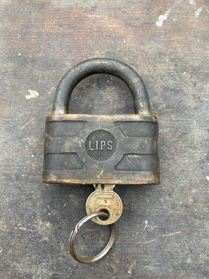 Antiek LIPS Hangslot met Sleutel, Doe-het-zelf en Verbouw, Hang- en Sluitwerk, Gebruikt, Slot, IJzer, Ophalen of Verzenden