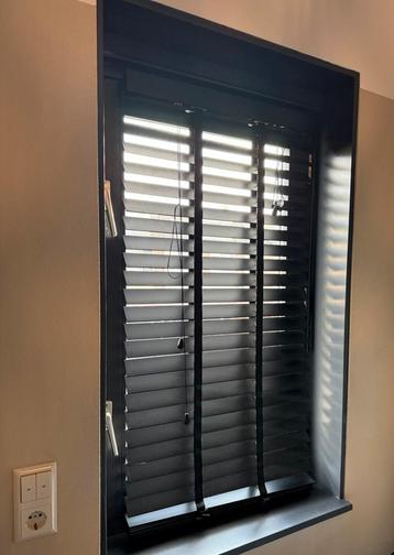 Zwarte houten jaloezie 60cm breed beschikbaar voor biedingen
