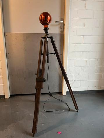 Antieke Driepoot Lamp beschikbaar voor biedingen