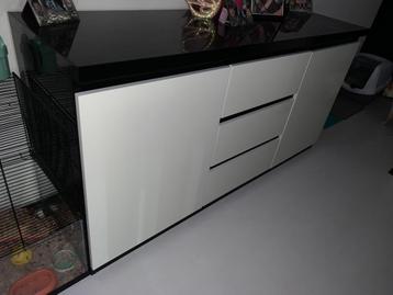 Dressoir + vitrinekast + tv meubel en eettafel beschikbaar voor biedingen