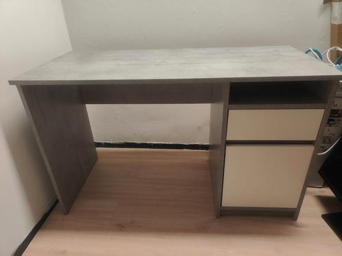 Jysk grijs bureau, Huis en Inrichting, Bureaus, Zo goed als nieuw, Bureau, Ophalen