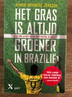 Het Gras is Altijd Groener in Brazilië - Voetbalboek, Ophalen of Verzenden, Zo goed als nieuw, Balsport