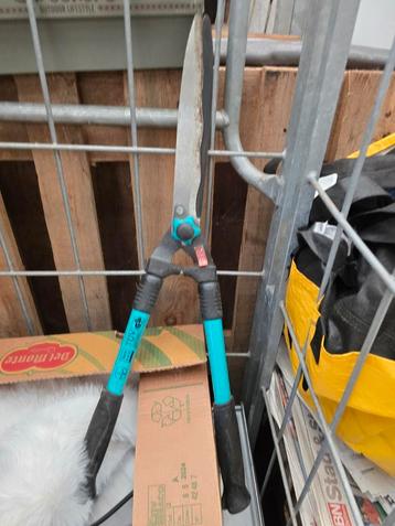 4 bomvolle karren met markt en rommelmarktspullen. beschikbaar voor biedingen