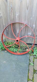 Zware brocante oude karrenwiel metaal rood, Ophalen