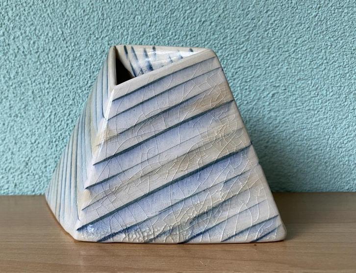 80 jaren piramide VAAS 3hoek MOBACH Tom Bruinsma Ikebana, Huis en Inrichting, Woonaccessoires | Vazen, Gebruikt, Overige kleuren