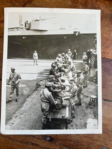 WO2 Amerikaanse persfoto doorzoeken krijgsgevangen MP Duits beschikbaar voor biedingen