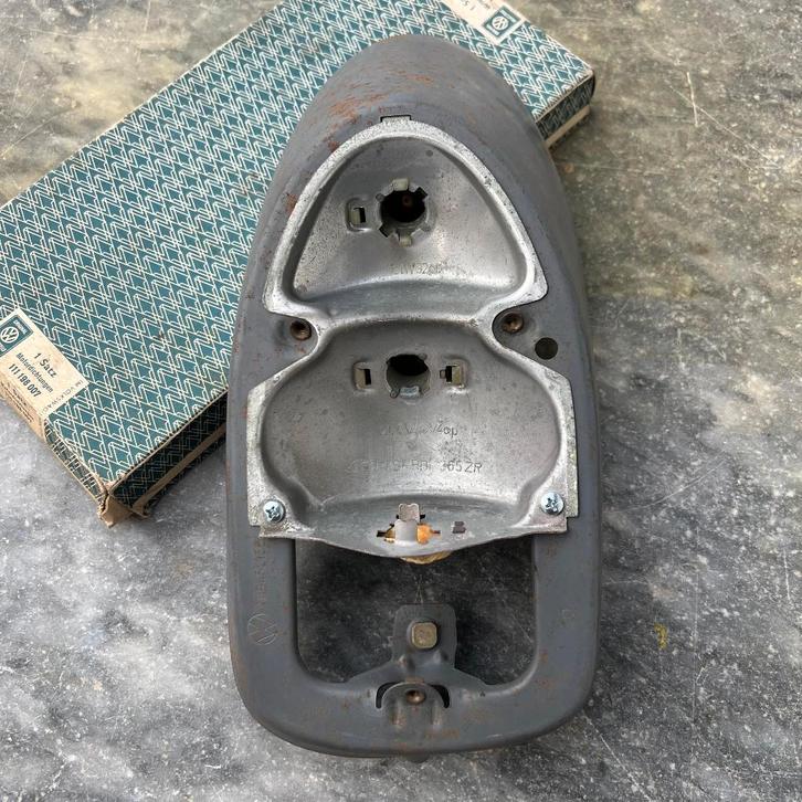 VW NOS Kever Achterlichtreflector Hella rechterkant 68-73, Auto diversen, Auto-accessoires, Zo goed als nieuw, Ophalen of Verzenden