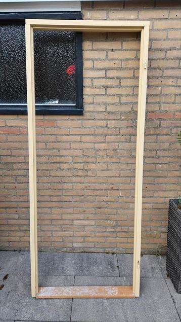 Hardhouten binnendeurkozijn beschikbaar voor biedingen