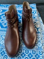 Bruine enkellaarsjes met studs - Maat 38, Kleding | Dames, Schoenen, Ophalen of Verzenden, Zo goed als nieuw, Bruin, Lage of Enkellaarzen