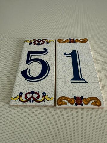 Huisnummers van steen nummer 1 en 5 10,5/5cm beschikbaar voor biedingen