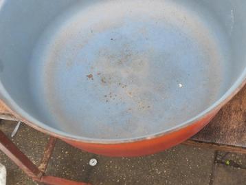 Zware emaille braadpan. Putjes in bodem zijn niet ernstig beschikbaar voor biedingen