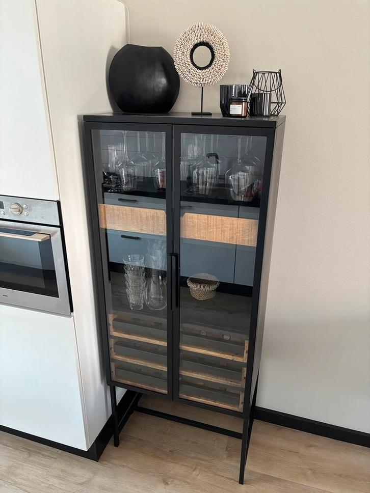 Wijnkast mangohout zwart metaal - als nieuw, Huis en Inrichting, Kasten | Vitrinekasten, Zo goed als nieuw, 150 tot 200 cm, 50 tot 100 cm
