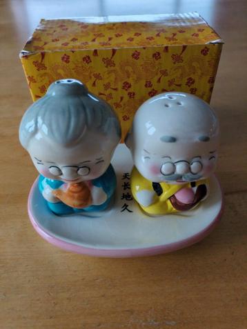 Vintage Aziatische grootouders peper en zout stel beschikbaar voor biedingen