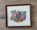 Ingelijst borduurwerk bloemen mand in houten lijst met glas., Ophalen of Verzenden, Zo goed als nieuw