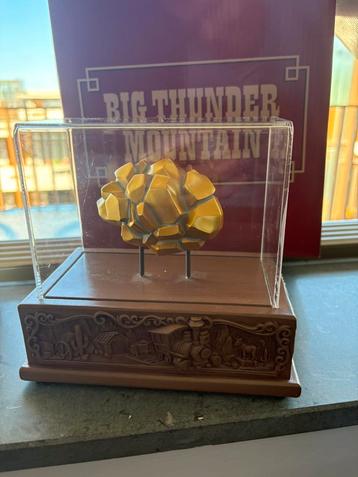 Disney parks big thunder mountain goud klomp beeld beschikbaar voor biedingen