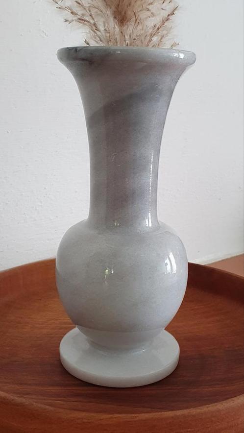 Vintage grijs vaasje van echt marmer, 15,5 cm. hoog, Antiek en Kunst, Antiek | Vazen, Ophalen of Verzenden