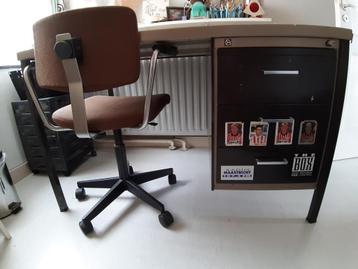 Mooi stevig bureau beschikbaar voor biedingen