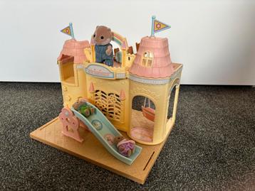 Sylvanian Families Baby Crèche Kasteel + Familie beschikbaar voor biedingen