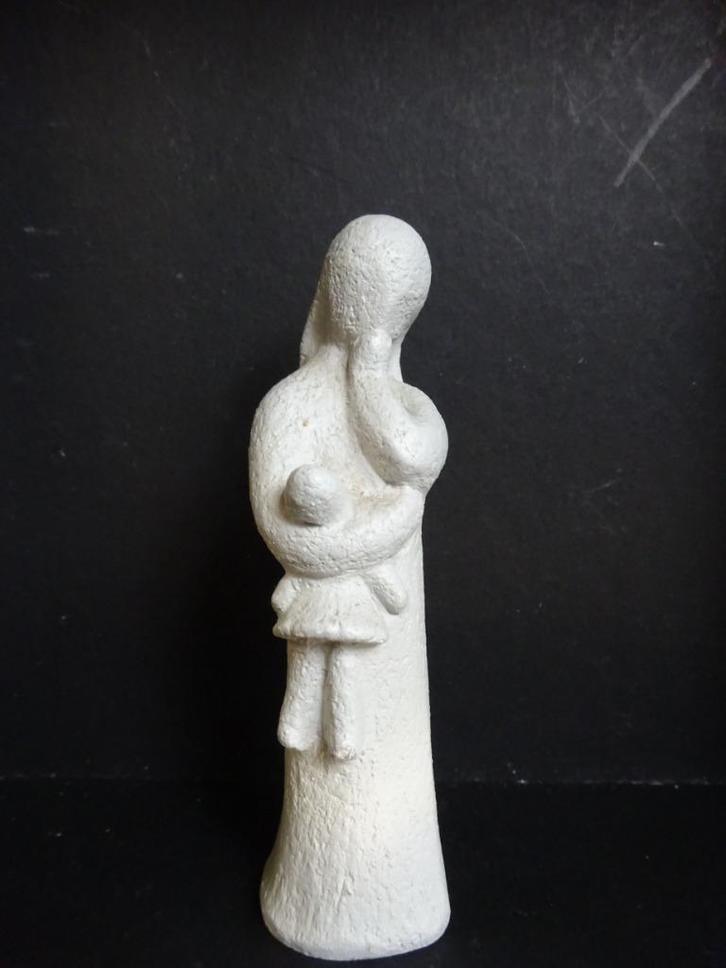 Composiet beeldje van meisje met pop- signatuur A5, Antiek en Kunst, Antiek | Woonaccessoires, Ophalen of Verzenden