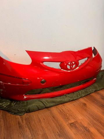 Toyota Aygo Voorbumper Rood beschikbaar voor biedingen