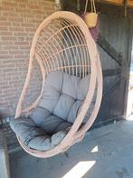 Hangstoel met kussen - Gebruikte staat, Tuin en Terras, Tuinstoelen, Ophalen, Zo goed als nieuw, Rotan
