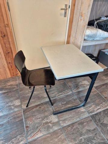 Kinder bureau uit schooltijd beschikbaar voor biedingen