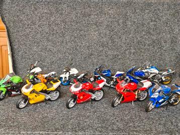 Motoren 1:18 model diverse  beschikbaar voor biedingen