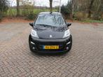 Peugeot 107 1.0 12V 5DR 2013 Zwart apk 12-2026 airco, Auto's, Peugeot, Voorwielaandrijving, Zwart, 4 stoelen, Origineel Nederlands
