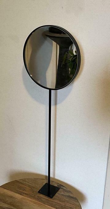 Ronde spiegel op stang op montageplaatje beschikbaar voor biedingen