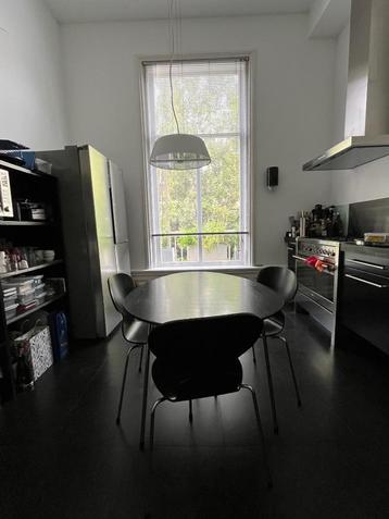 Arne Jacobsen 'Ant' Jubileum Eettafelset door Fritz Hansen beschikbaar voor biedingen