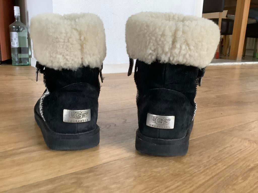 Zwarte Uggs laarzen maat 39 voor € 60,-, Zwart, Lage of Enkellaarzen, Ophalen of Verzenden, Zo goed als nieuw